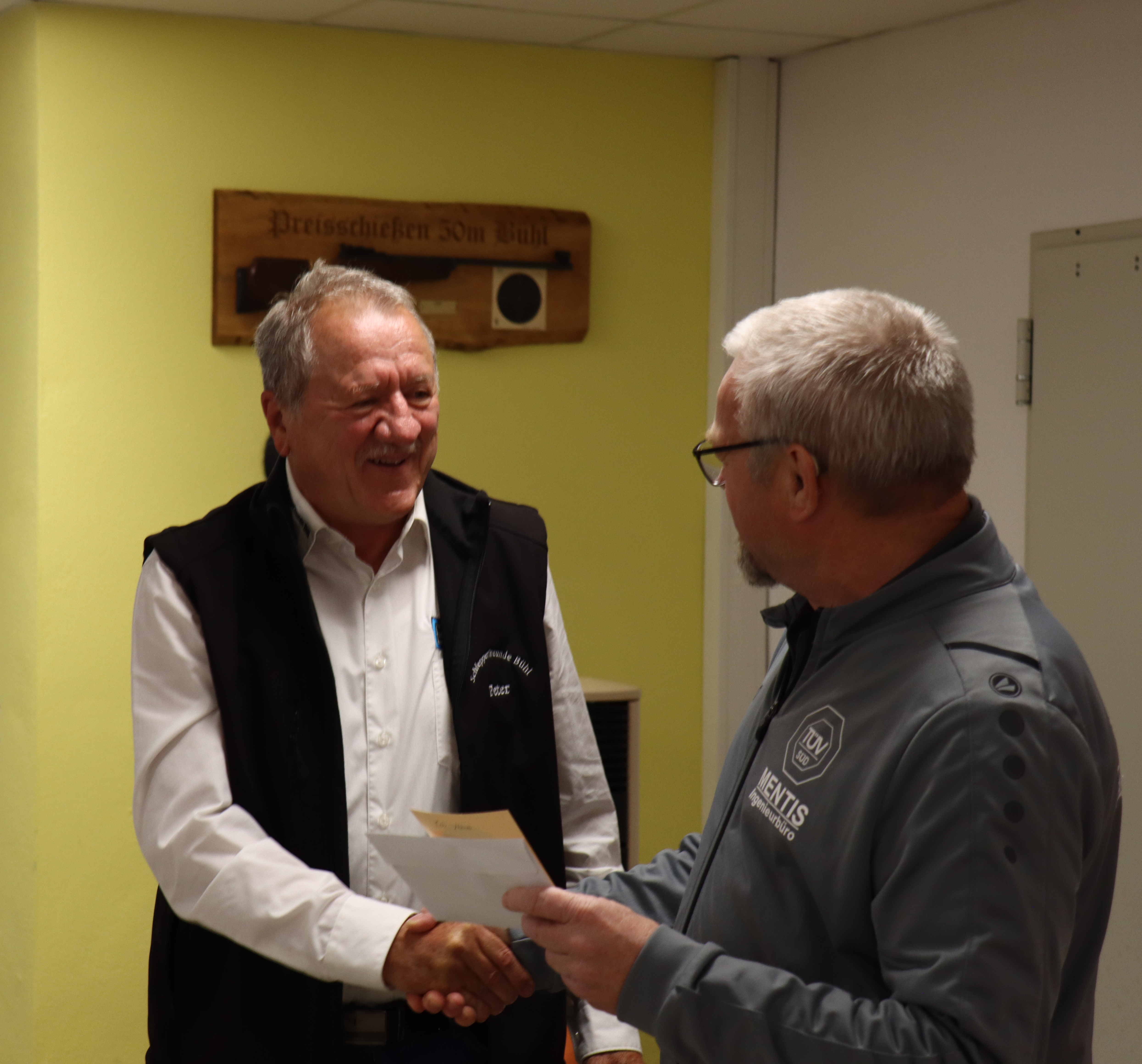 Gewinner des Preisschießens: Peter Häussler. Im Hintergrund die Ehrentafel.